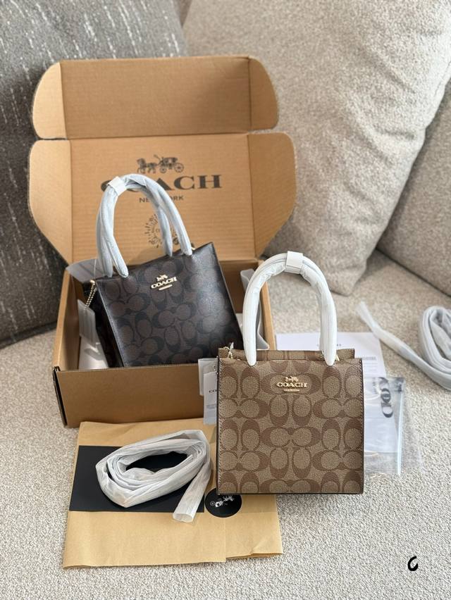 蔻驰琴谱小托特绝绝子呀~小小身体，大大容量呀 手机口红钥匙都可以放哦喜欢的姐妹可以冲一冲喔 16×19 飞机盒包装