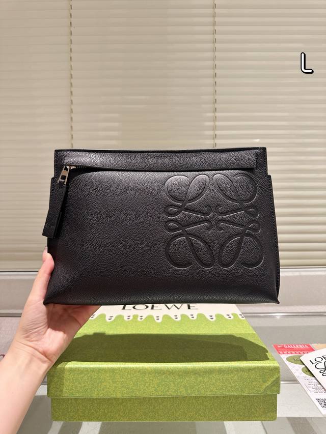 配礼盒 Loewe 罗意威 手包 520限定手袋 甜而不腻的日常搭配 颜值质感被拿捏住了 凹造型必备 尺寸:31.20Cm 配礼盒 Loewe 罗意威 手包 520限定手袋 甜而不腻的日常搭配 颜值质感被拿捏住了 凹造型必备 尺寸:31.20Cm