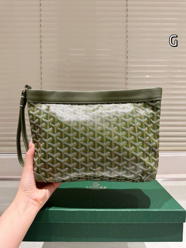 礼盒 Size：24.20Cm 戈雅Goyard手包 从头到尾全部都是客订哦！ 另外收到的宝宝就会知道手腕带是立起来的[微笑][微笑] Goyard手包 出行必