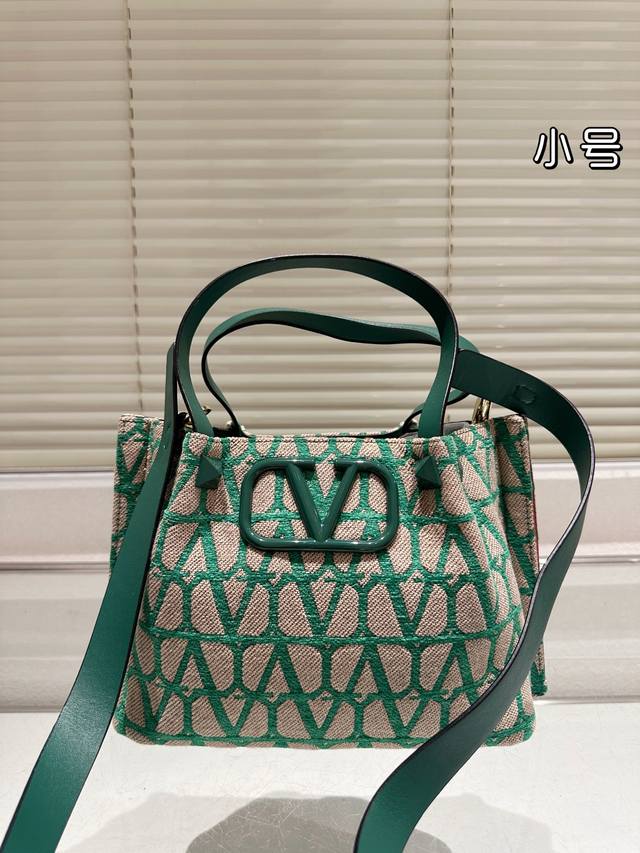 尺寸25.16 华伦天奴 手提包可斜挎 很有复古的感觉 高级又不失优雅 超有氛围感 通勤 休闲 约会通通可搭 尺寸25.16 华伦天奴 手提包可斜挎 很有复古的感觉 高级又不失优雅 超有氛围感 通勤 休闲 约会通通可搭