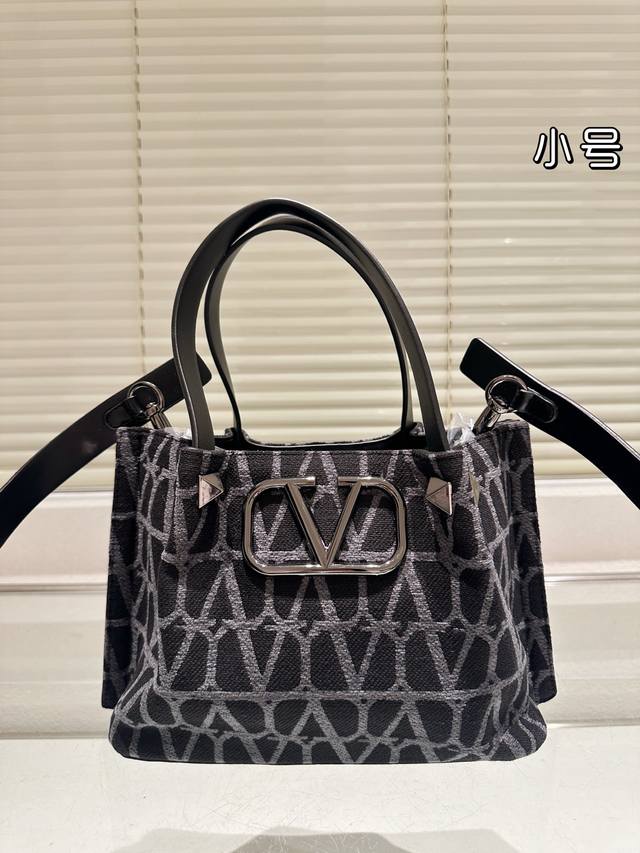 尺寸25.16 华伦天奴 手提包可斜挎 很有复古的感觉 高级又不失优雅 超有氛围感 通勤 休闲 约会通通可搭 尺寸25.16 华伦天奴 手提包可斜挎 很有复古的感觉 高级又不失优雅 超有氛围感 通勤 休闲 约会通通可搭