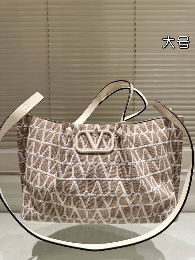 尺寸37.24 华伦天奴 手提包可斜挎 很有复古的感觉 高级又不失优雅 超有氛围感 通勤 休闲 约会通通可搭 尺寸37.24 华伦天奴 手提包可斜挎 很有复古的感觉 高级又不失优雅 超有氛围感 通勤 休闲 约会通通可搭