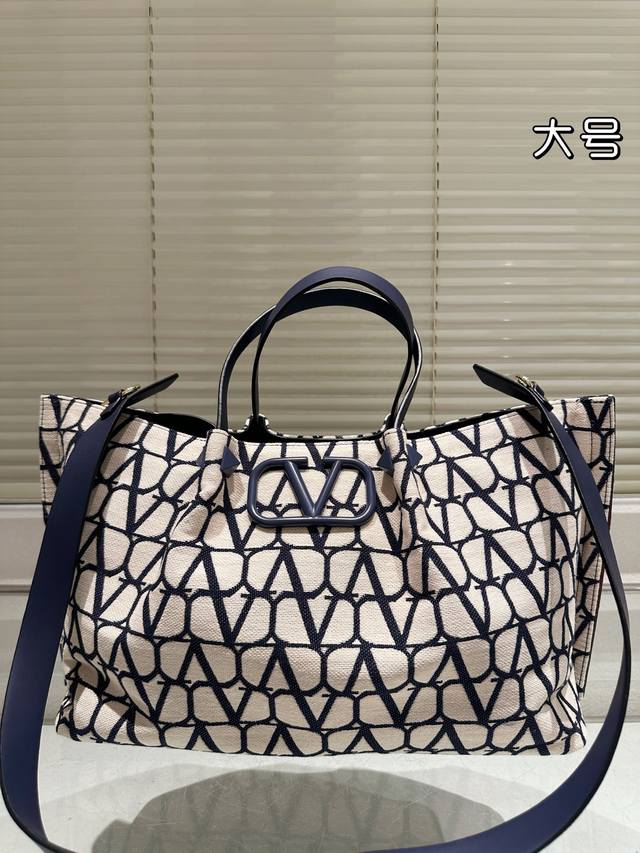 尺寸37.24 华伦天奴 手提包可斜挎 很有复古的感觉 高级又不失优雅 超有氛围感 通勤 休闲 约会通通可搭 尺寸37.24 华伦天奴 手提包可斜挎 很有复古的感觉 高级又不失优雅 超有氛围感 通勤 休闲 约会通通可搭