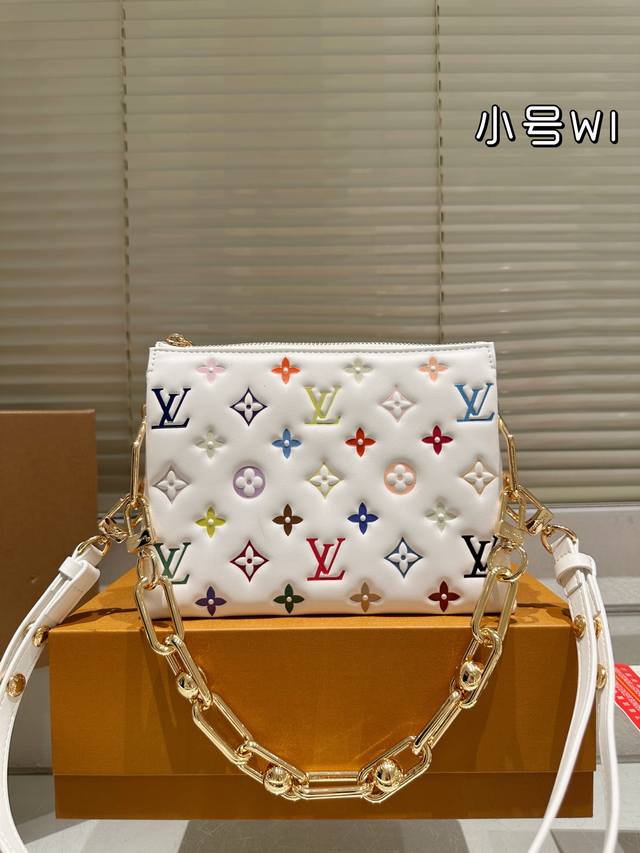 全套礼盒 Lv Coussin 抱抱包 牛皮版本 最爱的黑白Look来啦 柔软的小羊皮质地让我拿上手的那一刻就爱上了它的触感 包包内里很多小隔层 让各种私人物品