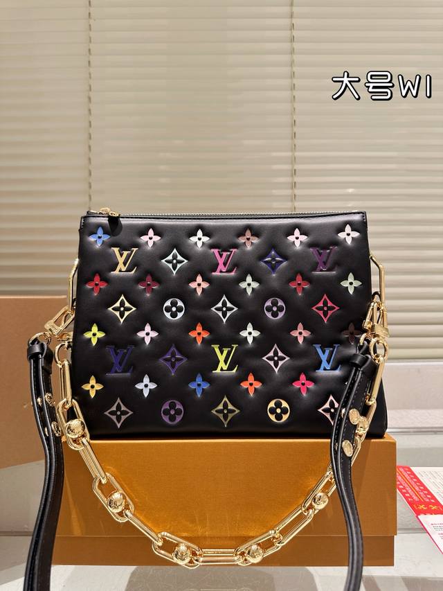 全套礼盒 Lv Coussin 抱抱包 牛皮版本 最爱的黑白Look来啦 柔软的小羊皮质地让我拿上手的那一刻就爱上了它的触感 包包内里很多小隔层 让各种私人物品