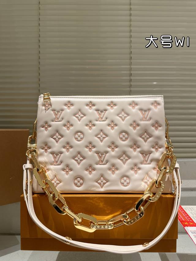 全套礼盒 Lv Coussin 抱抱包 牛皮版本 最爱的黑白Look来啦 柔软的小羊皮质地让我拿上手的那一刻就爱上了它的触感 包包内里很多小隔层 让各种私人物品