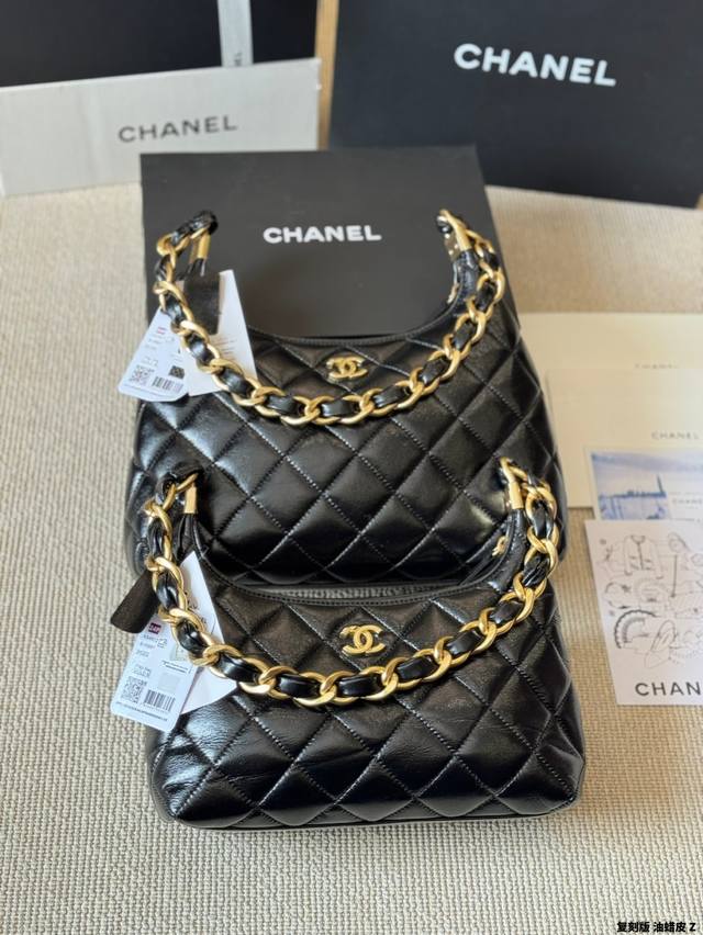 复刻版 油蜡皮 Chanel香奈儿24A Hobo 复古与随性的Hobo款，上身主打一个松弛感～ 这款简直就是我的年度最爱包包！小巧百搭还巨能装，平常出门的充电