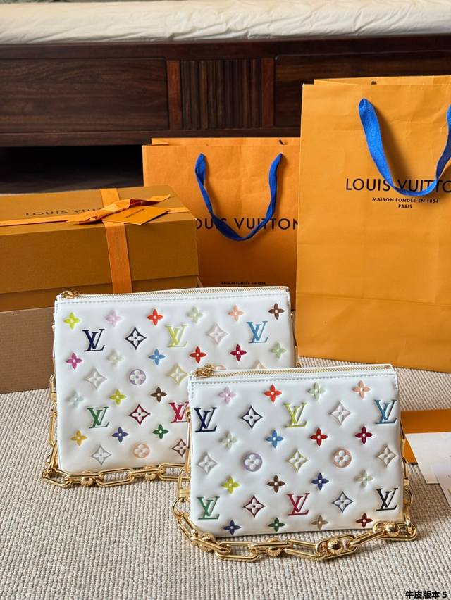 牛皮版本 Lv Coussin 抱抱包 最爱的黑白Look来啦 柔软的小羊皮质地让我拿上手的那一刻就爱上了它的触感 包包内里很多小隔层 让各种私人物品各归其位