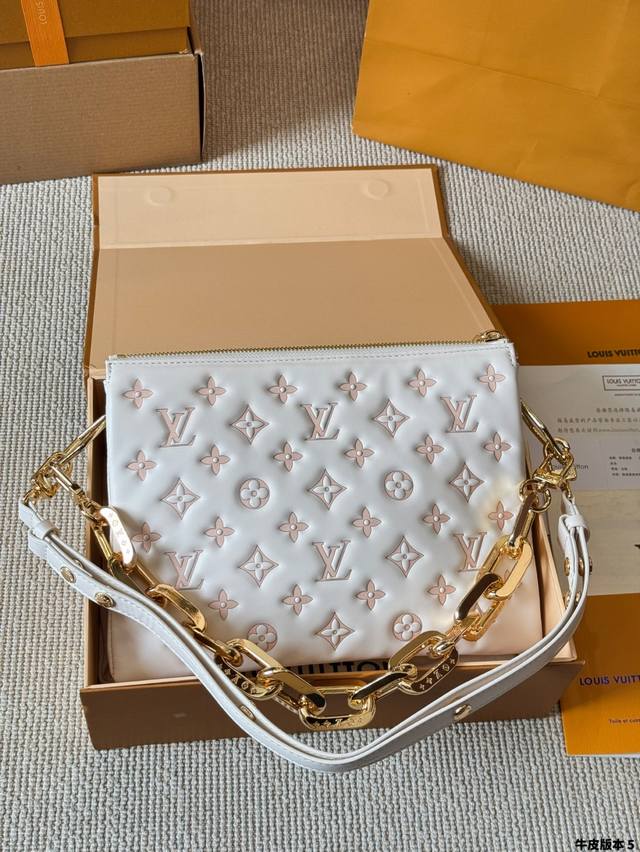 牛皮版本 Lv Coussin 抱抱包 最爱的黑白Look来啦 柔软的小羊皮质地让我拿上手的那一刻就爱上了它的触感 包包内里很多小隔层 让各种私人物品各归其位