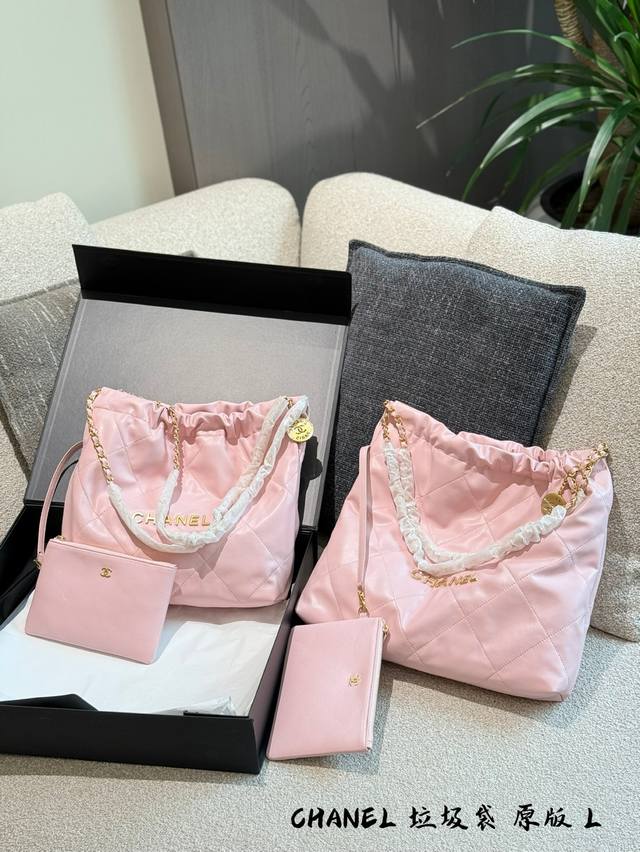 香奈儿22Bag垃圾袋 要多百搭有多百搭香奶奶果然是香奶奶 不得不夸香奶奶的垃圾袋是真的香 必须列为美“香奶奶必败包单” 不管春夏秋冬 搭配什么衣服都一点不违和
