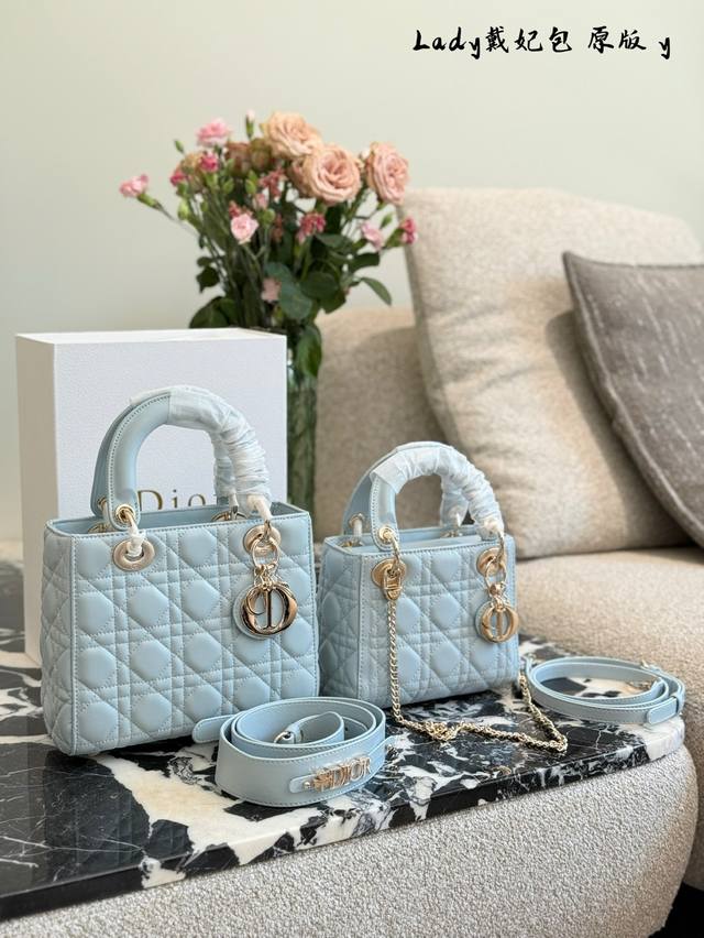 羊皮戴妃包 Lady Classic 系列 戴妃一直都是优雅的代名词 既高颜值又值得入手的经典系 Minisize特别适合各路小仙女♀ 上身非常有质感 给人气质