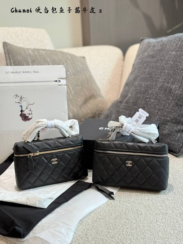 香奈儿Ip 方正硬朗的轮廓给人一-种复古又大气的感觉标志性的菱格纹元素超级有质感有辨识度 整体采用了荔枝纹牛皮耐磨耐造易打理 黑金配色经典百搭 可手提可斜挎 上