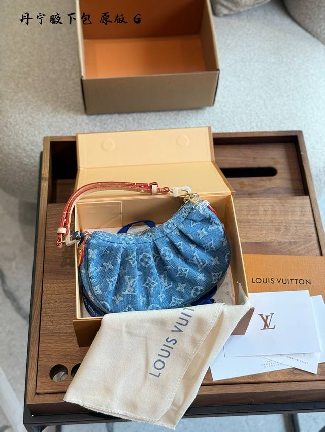 顶级原单 Lv你真的太会了牛仔腋下包回归Lv牛仔手袋卷土重来 如果你还有没有拥有一款腋下包 Pochette Valley真的不容错过 材质:棉质牛仔包身Vvn