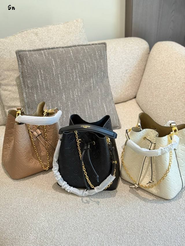 Lv 压花水桶包22×28