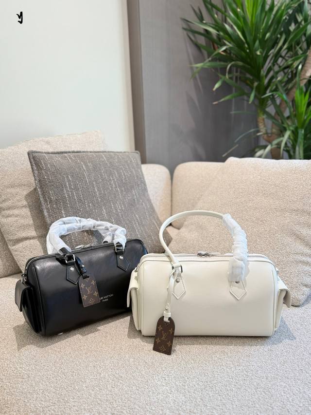 Lv新款Speedy Cargo很机车呢的有两个颜色黑色和米白色 两种背法内置-个长肩带 这个机车风有点酷挂几个挂饰更美丽28Cm