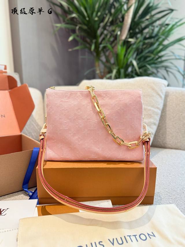 作为该系列的最新成员,这款Coussin Pm包采用了该品牌于2005年设计的 Monogram Denim图案。采用有机棉精心编织而成,在白色底色.上涂上亮粉 作为该系列的最新成员,这款Coussin Pm包采用了该品牌于2005年设计的 Monogram Denim图案。采用有机棉精心编织而成,在白色底色.上涂上亮粉