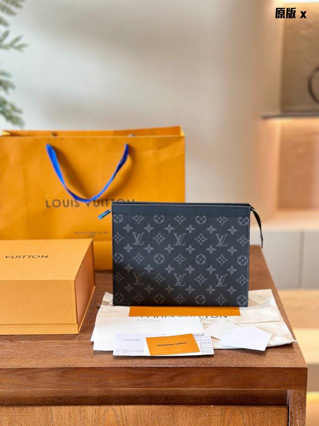 Lv 男士手拿包 M61692黑花此款由全新标志性黑灰Monogrameclipse帆布裁制而成,此款风格硬朗的全新Pochettevoyage中号手袋可轻松收 Lv 男士手拿包 M61692黑花此款由全新标志性黑灰Monogrameclipse帆布裁制而成,此款风格硬朗的全新Pochettevoyage中号手袋可轻松收