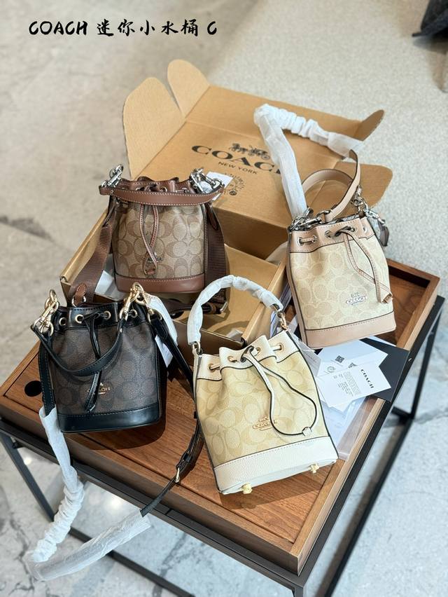 蔻驰雪花Mini来换个肩带换个心情 亲们，来感受一下我们独家改造的蔻驰水桶包肩带设一款迷人的可调节斜挎肩带，宛若雪地中的精灵，浪漫至极的Coach雪花迷你款。