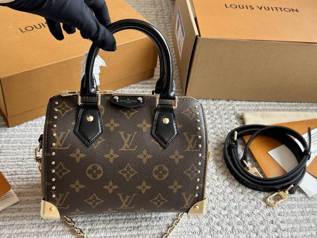 复刻版 Lv 小枕头包 原单密封包装对Nano Speedy尺寸相当小巧 所以搭配中尽显时尚靓丽迷人气质,但是携带轻盈,轻轻松松搭一款Nano Speedy出门 复刻版 Lv 小枕头包 原单密封包装对Nano Speedy尺寸相当小巧 所以搭配中尽显时尚靓丽迷人气质,但是携带轻盈,轻轻松松搭一款Nano Speedy出门