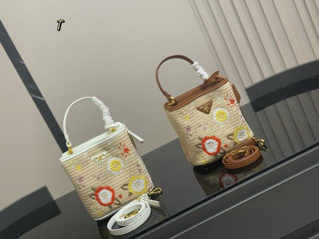 Size：17.18Cm 普拉达新款水桶包 圆圆小可爱，配长肩带！ 非常小巧时 实用又好看！！！