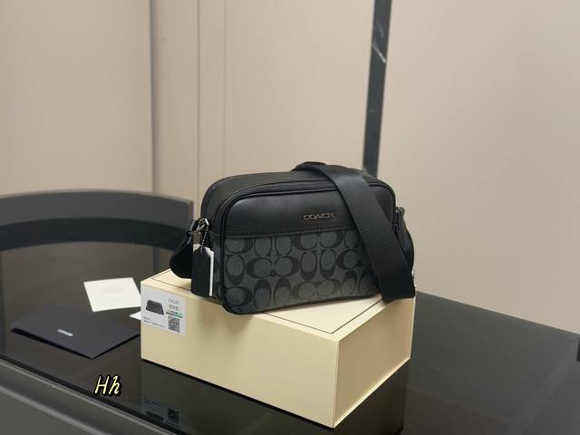 配盒 Size：23*15Cm 蔻驰相机包， 容量满意！巨实用！ 背部开放式口袋 超方便 实用度超高！