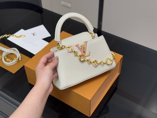 配折叠盒 Size 21.15Cm Lv Capucines手袋 全粒纹Taurillon牛皮裁制 感觉低调 但有奢华质感 ！！