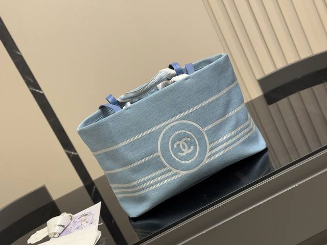 无盒 尺寸：35.27Cm 香奈儿 牛仔沙滩包 安排！安排！ 今年出的这个沙滩包可太好看了 水洗做旧款更加有高级感