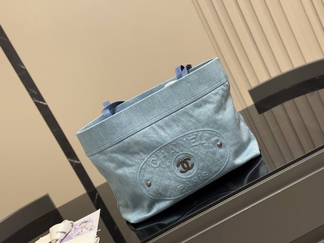 无盒 尺寸：35.27Cm 香奈儿 牛仔沙滩包 安排！安排！ 今年出的这个沙滩包可太好看了 水洗做旧款更加有高级感