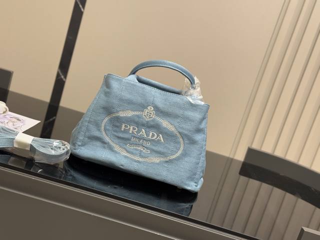 Size:30.18Cm 又是心动Prada托特的一天. 松弛慵懒的Tote包真的爱惨了 普拉达Tote 保龄球 上身满满的高级感! 日常通勤必备哦! Size:30.18Cm 又是心动Prada托特的一天. 松弛慵懒的Tote包真的爱惨了 普拉达Tote 保龄球 上身满满的高级感! 日常通勤必备哦!