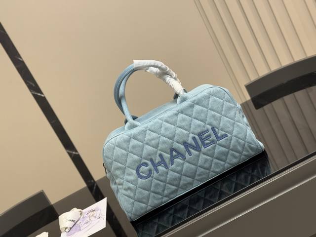 无盒 尺寸：36.21Cm 香奈儿 牛仔保龄球 安排！安排！ 今年出的这个保龄球包可太好看了 水洗做旧款更加有高级感