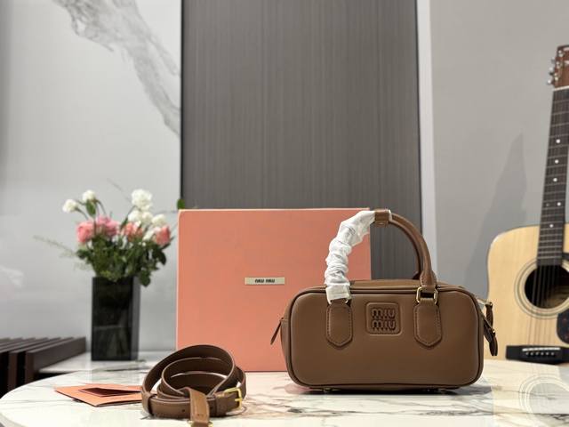 升级版本！配礼盒 23*11Cm Miumiu保龄球 公文包 包包甜度刚好！ 很难不爱啊啊！ 可手拎也可斜挎 绝对不是小废包哦容量足足的~~ 出场就是Miumi