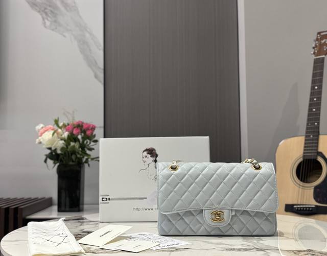 Chanel小牛皮Cf系列菱格包香奈儿美貌与实用并存 近年超盛行而小香这款做的超级棒 百搭休闲,职业,萌新等多种风格 材质是原版牛皮工艺 内里隔层方便收纳 挎背