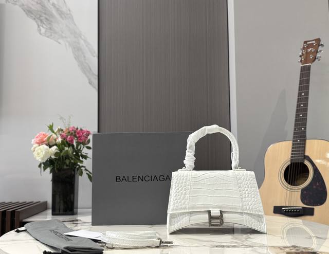 配折叠盒加飞机盒 巴黎世家沙漏包升级版 头层牛皮！ 真的超养眼！ Hourglass 牛皮沙漏包 尺寸: 23.15Cm