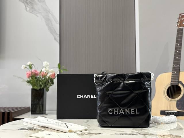 原版羊皮 Chanel Mini垃圾袋 可以手提也可以斜挎 新一季的C位让原本走休闲风的22Bag-下子小女生起来了 可以手提也可以斜挎，精致又可爱 18×20