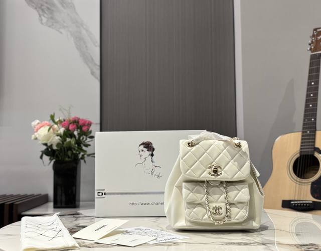 配盒 Size：18*20Cm 小香家 Duma 双肩包 包包质感超好！ 淡金色金属！ 本季最可爱的双肩包 单肩 双肩手提