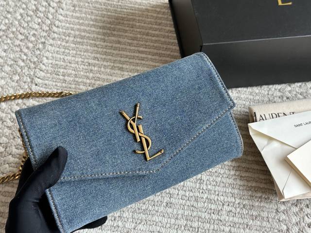 配盒 Size:23*14 Cm Ysl 牛仔信封包 看起来质感特别好!耐磨耐用! 斜挎腋下 配盒 Size:23*14 Cm Ysl 牛仔信封包 看起来质感特别好!耐磨耐用! 斜挎腋下