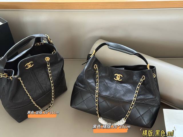 配盒牛皮 Size：36*25Cm 横版 26*31Cm 竖版 听说这只小香家 25A 最火的麂皮包 一只包背出多种风格 麂皮与牛皮的神仙碰撞皮穿链设计每个角度