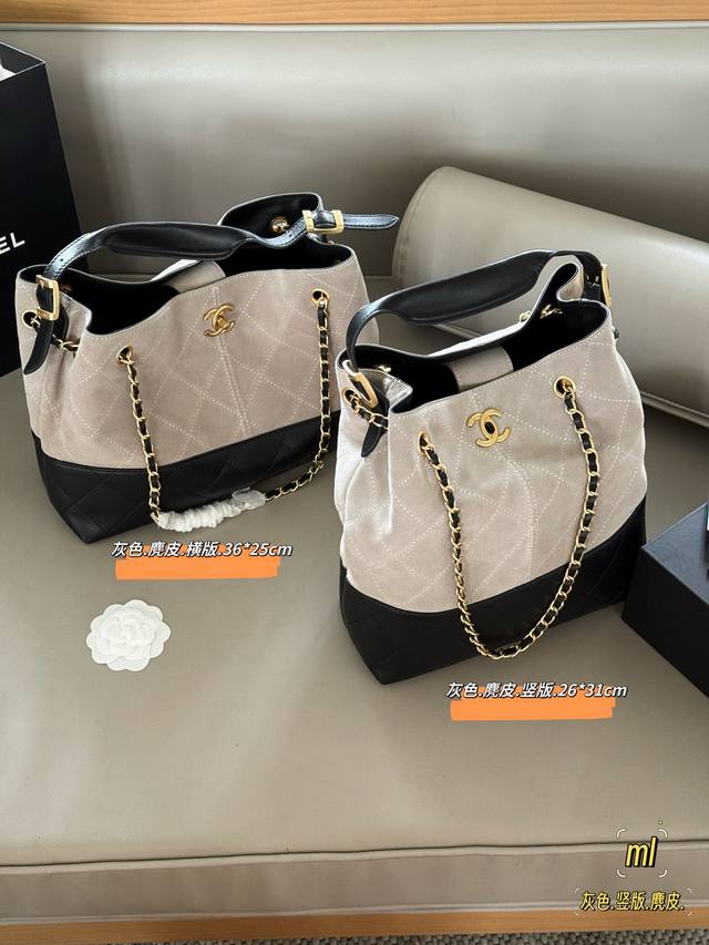 配盒牛皮 Size：36*25Cm 横版 26*31Cm 竖版 听说这只小香家 25A 最火的麂皮包 一只包背出多种风格 麂皮与牛皮的神仙碰撞皮穿链设计每个角度