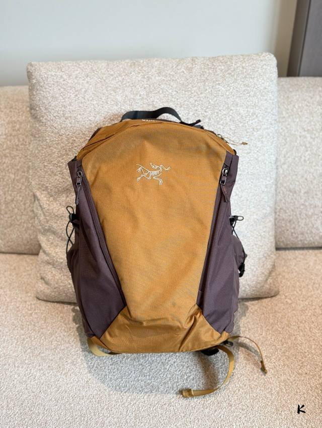 始祖鸟X Beams 限定 联名4.0确认发售 时髦人背时髦包 纯正尾单双肩包包轻薄便携高强度轻度防水面料这款双肩包,今年在Ins. 上突然火得一塌糊涂~名副其 始祖鸟X Beams 限定 联名4.0确认发售 时髦人背时髦包 纯正尾单双肩包包轻薄便携高强度轻度防水面料这款双肩包,今年在Ins. 上突然火得一塌糊涂~名副其