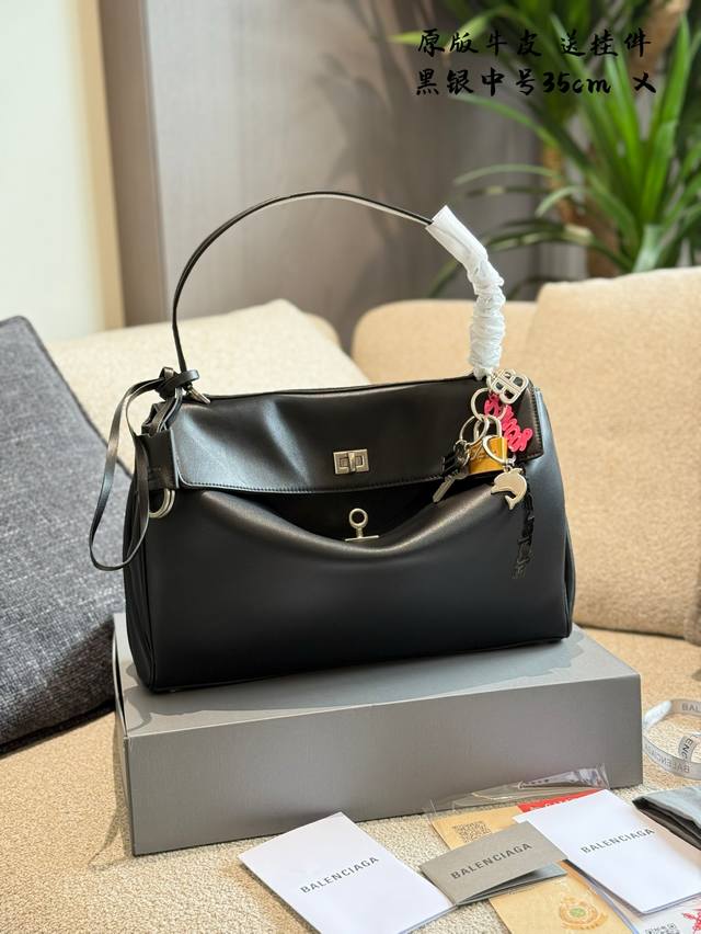 原版牛皮 Balenciaga Rodeo Bag于 年2月在全球专卖店和Balenciaga.Com.上推出，其名称源自著名的比佛利山购物区罗迪欧大道，象征着