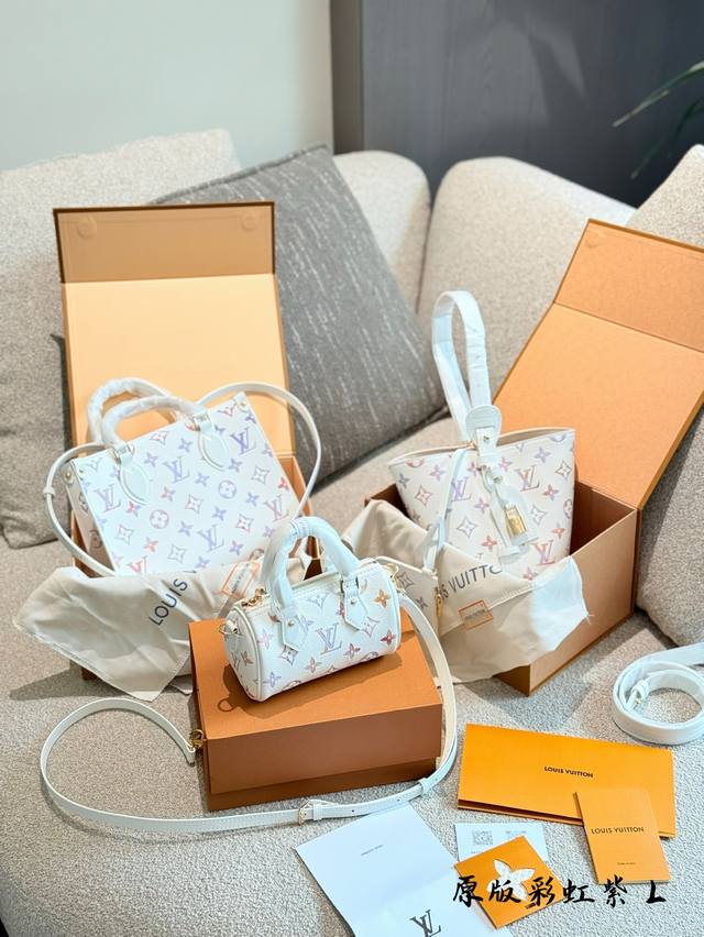小枕头 哇塞~Lv新款包Dream系列梦幻紫太顶啦; 家人们~ Lv又来收割啦 七月的浪漫是路易威登给的 粉粉嫩嫩的好适合夏天 没买到草莓梅奶昔和白三彩的包包