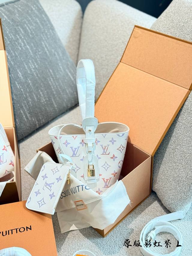 哇塞~Lv新款包Dream系列梦幻紫太顶啦; 家人们~ Lv又来收割啦 七月的浪漫是路易威登给的 粉粉嫩嫩的好适合夏天 没买到草莓梅奶昔和白三彩的包包 这次要抓