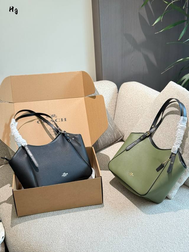 Coach购物袋 新款Cm074经典女士新款鱼嘴包，可拆 手提单肩包经典款，空间大时尚大方。尺寸32*25*9现货。