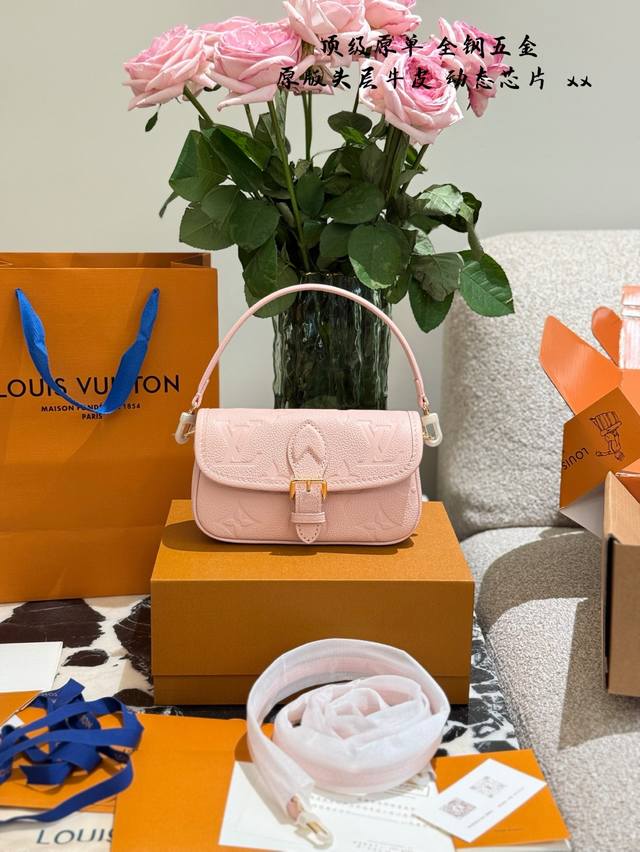 顶级原单 Lv 粉色法棍Nano 一只路易威登Nano粉色法棍 可爱的像一块草莓蛋糕 斜挎腋下都句，甜美风格~ 超正超嫩的樱花光粉，实在太可爱啦，甜美一-定要入