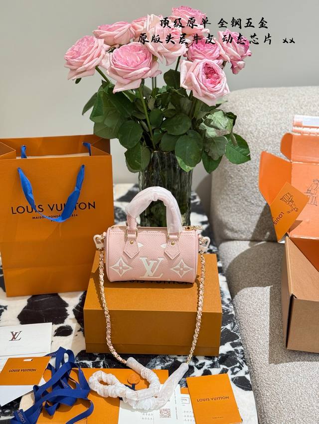 顶级原单 迷你Speedy+ +奶呼呼的可爱到心坎~ Speedynano~小巧之中透露出无与伦比的高级感~纯黑色的包面与Lv白色大印花完美结合，为这款包包赋予