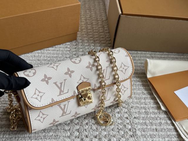 Lv新品来袭2025新款Pochette Camille 新品长度很长，手机完全可以放下，日常的逛街包老花满印 20Cm 双盒包装