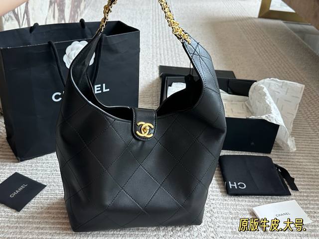 牛皮 配盒 Size：24Cm 小香家 25 Hobo 新品25系列 真的很绝真的很好看 俗称水桶包肩带部分很有设计感 原版牛皮 大号有小包