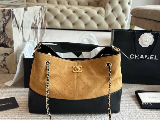 鹿皮 今期Chanel終於出爆款了... 剛 上新的Chanel手工房系列中最熱度最高的應是包包了;特別是掠皮小牛皮的大包包了 說真的今期的包包款是特別多,拼皮