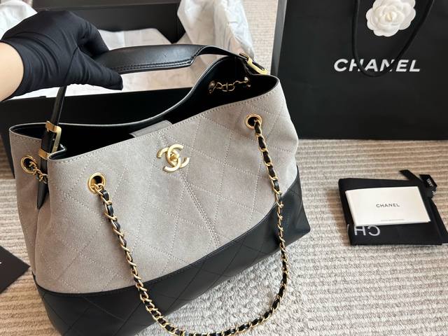 鹿皮 今期Chanel終於出爆款了... 剛 上新的Chanel手工房系列中最熱度最高的應是包包了;特別是掠皮小牛皮的大包包了 說真的今期的包包款是特別多,拼皮