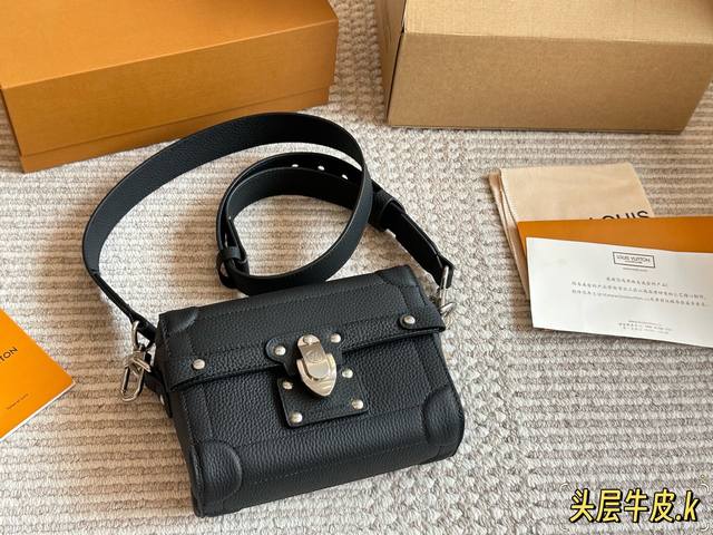 牛皮版本 新款男包Soultrunk盒子包 软盒子包上身超酷，手拎斜挎都可以, 日常通勤必备，时尚百搭 肩带可拆卸，可调节 尺寸19*15*7Cm双盒